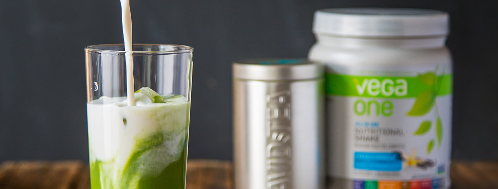 Boisson frappée à la noix de coco et au matcha