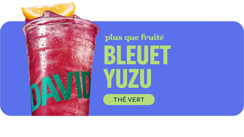 Thé vert Bleuet Yuzu servi sur glace avec une tranche de citron.