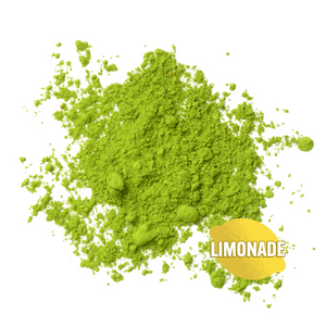 Poudre de matcha verte saveur limonade sur fond blanc.